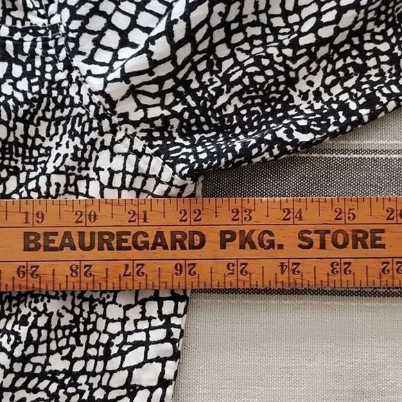 Chico's Design Women's 3 Lg Shacket Black White Animal Print Button Lightweight - Picture 5 of 11